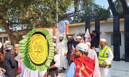 গোপালগঞ্জে শহীদ মিনারে জুতা পায়ে ইসলামী আন্দোলনের প্রার্থীসহ নেতা-কর্মীরা